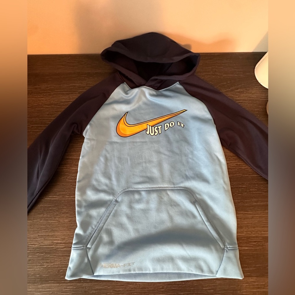 Light blue Nike hoodie, great condition. Size 7